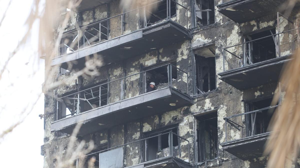 Investigadores trabajando en el piso 86 del incendio de Campanar
