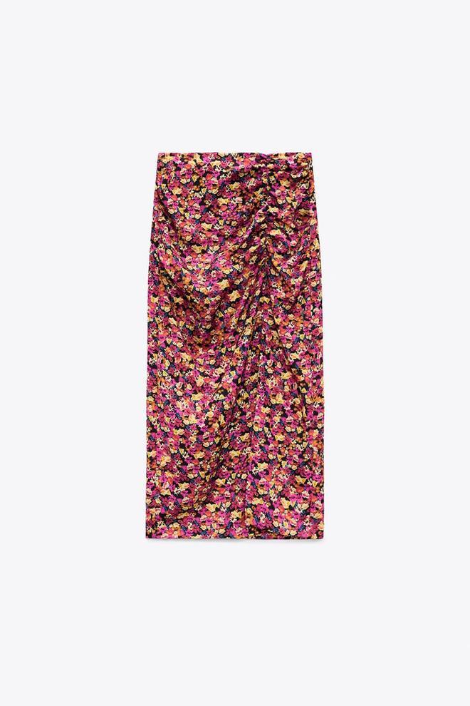 Falda midi de flores de Zara (precio: 22,95 euros)