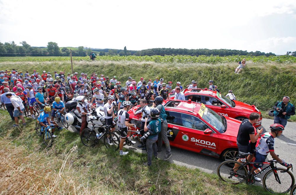 Arrojan gas lacrimógeno al pelotón del Tour de Francia