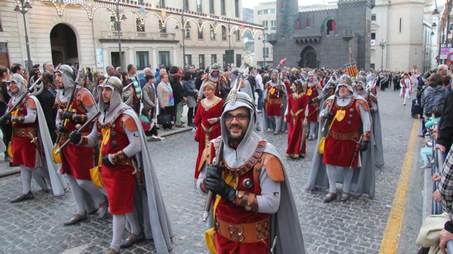 Los festeros de la Filà Cides desfilando por la plaza de España en la procesión de esta tarde.