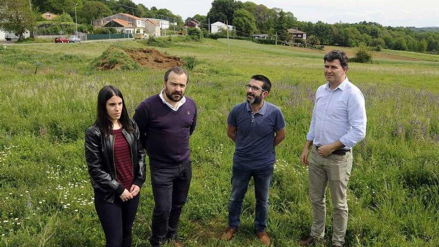 Los representantes de los cuatro partidos del gobierno local, en los terrenos del CAR . // Bernabé/Javier Lalín