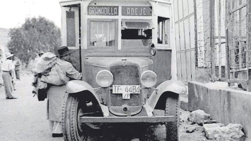 Un campesino accede a un transporte local en Adeje, en la isla de Tenerife, en los años 30 del siglo XX. 