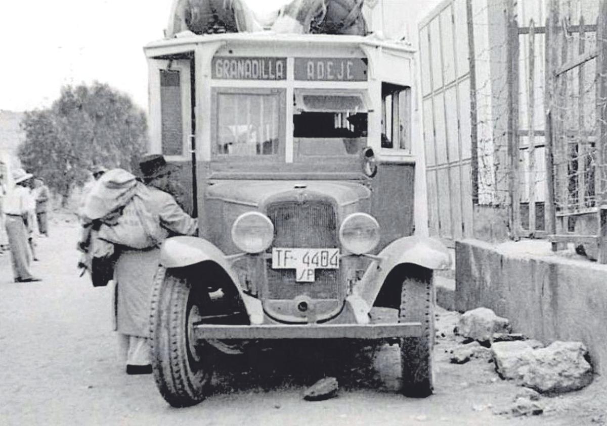 Un campesino accede a un transporte local en Adeje, en la isla de Tenerife, en los años 30 del siglo XX.  Fotografía de la FEDAC