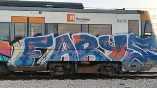 Cuatro detenidos en El Vendrell por pintar con grafitis un tren de Rodalies
