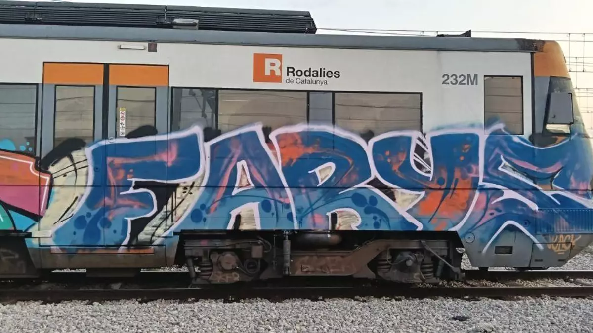 Cuatro detenidos en El Vendrell por pintar con grafitis un tren de Rodalies
