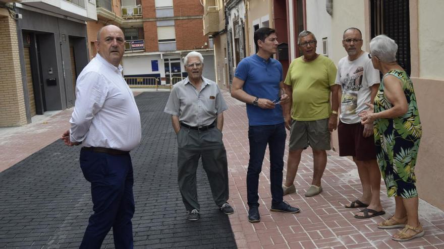 El alcalde visita la calle reabierta.