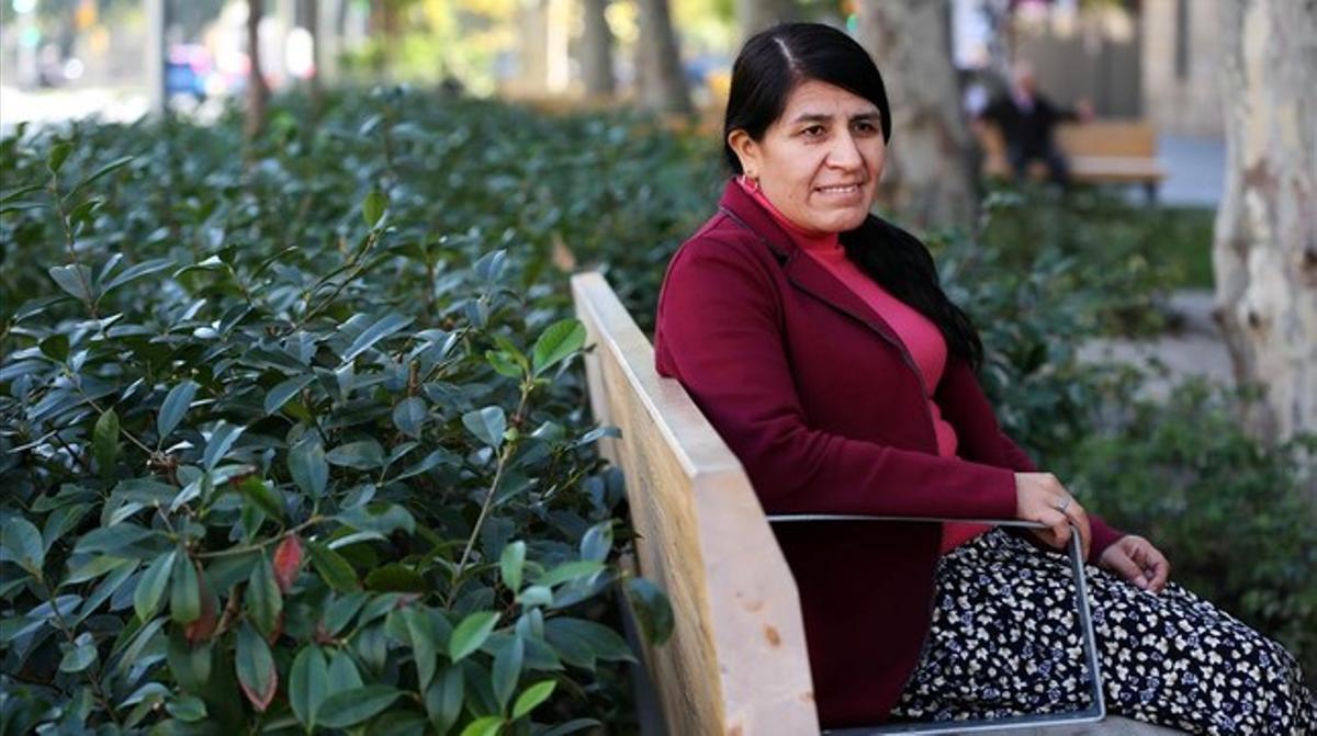 Obdulia Guevara, en un banc del passeig de Sant Joan, a Barcelona.