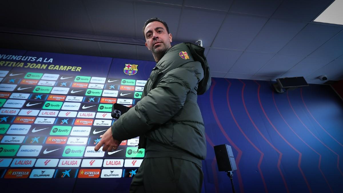 Xavi Hernández entrando a la sala de prensa de la Ciutat Esportiva Joan Gamper