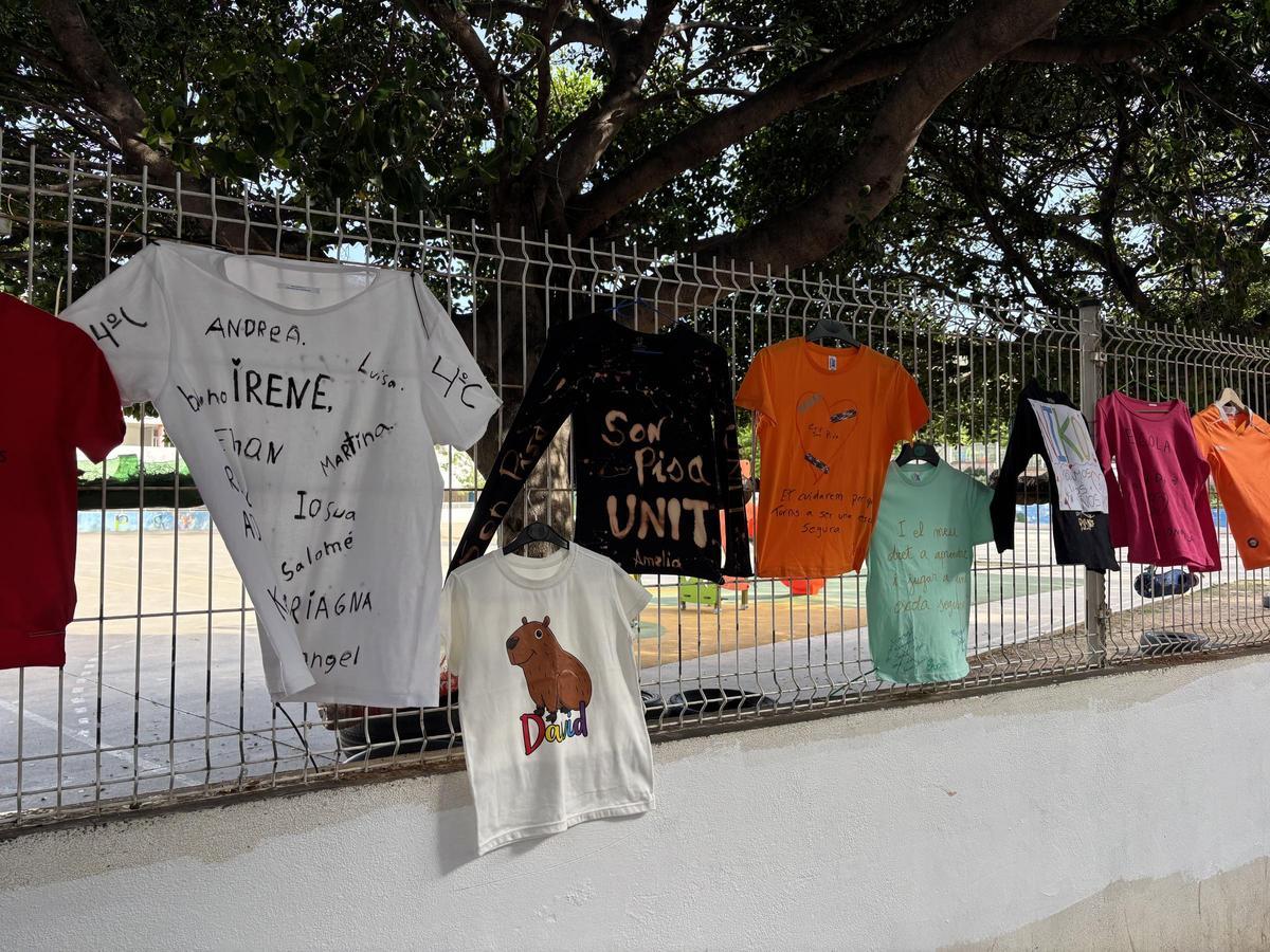 Camisetas en el CEIP Son Pisà contra la reincorporación de Miquel Roldán.