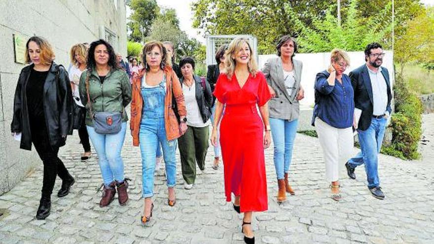 Yolanda Díaz en el Museo del Mar de Vigo, ayer, antes del encuentro sobre el sector conservero.   | // ALBA VILLAR