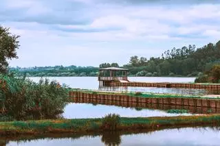 La laguna más gran de la Península Ibérica es un paraíso ornitológico ubicado en Portugal