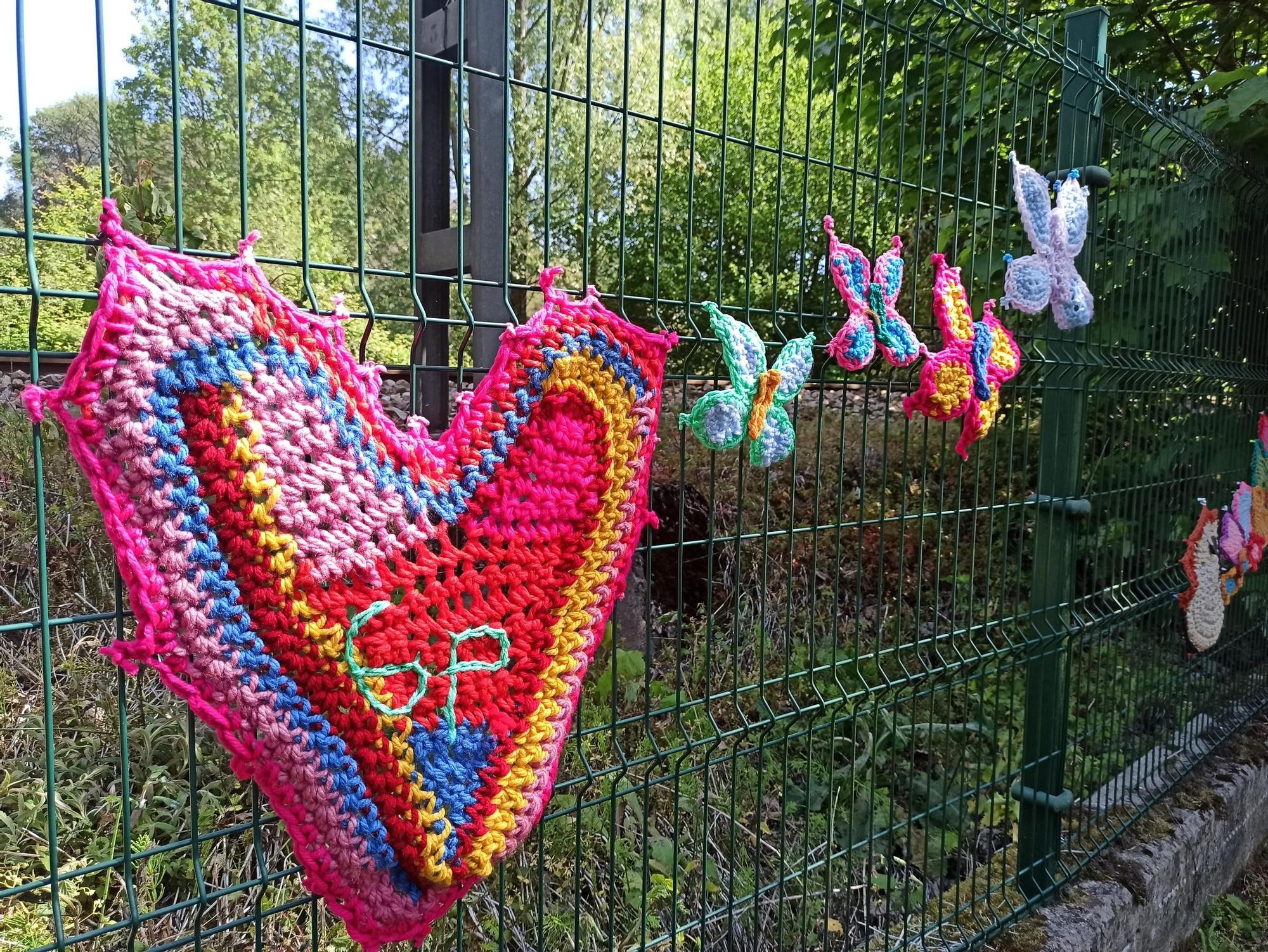 El arte urbano se teje en la Pola, el artista "6p" llena la Senda del Nora de ganchillo: "Si alguien se siente solo, que se sienta más acompañado"