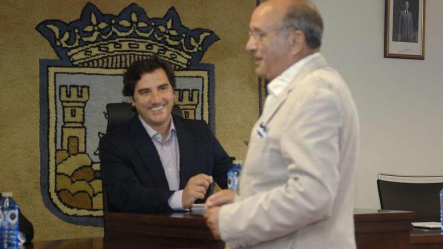 Ramón Rodríguez Ares, en primer término, y Ernesto Anido, al fondo, en un pleno celebrado en 2011.