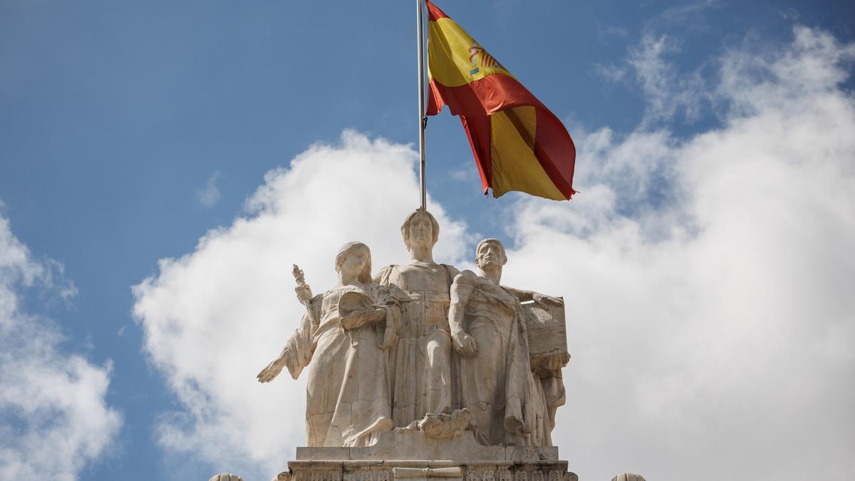 Archivo - Estatua situada en la fachada del Tribunal Supremo