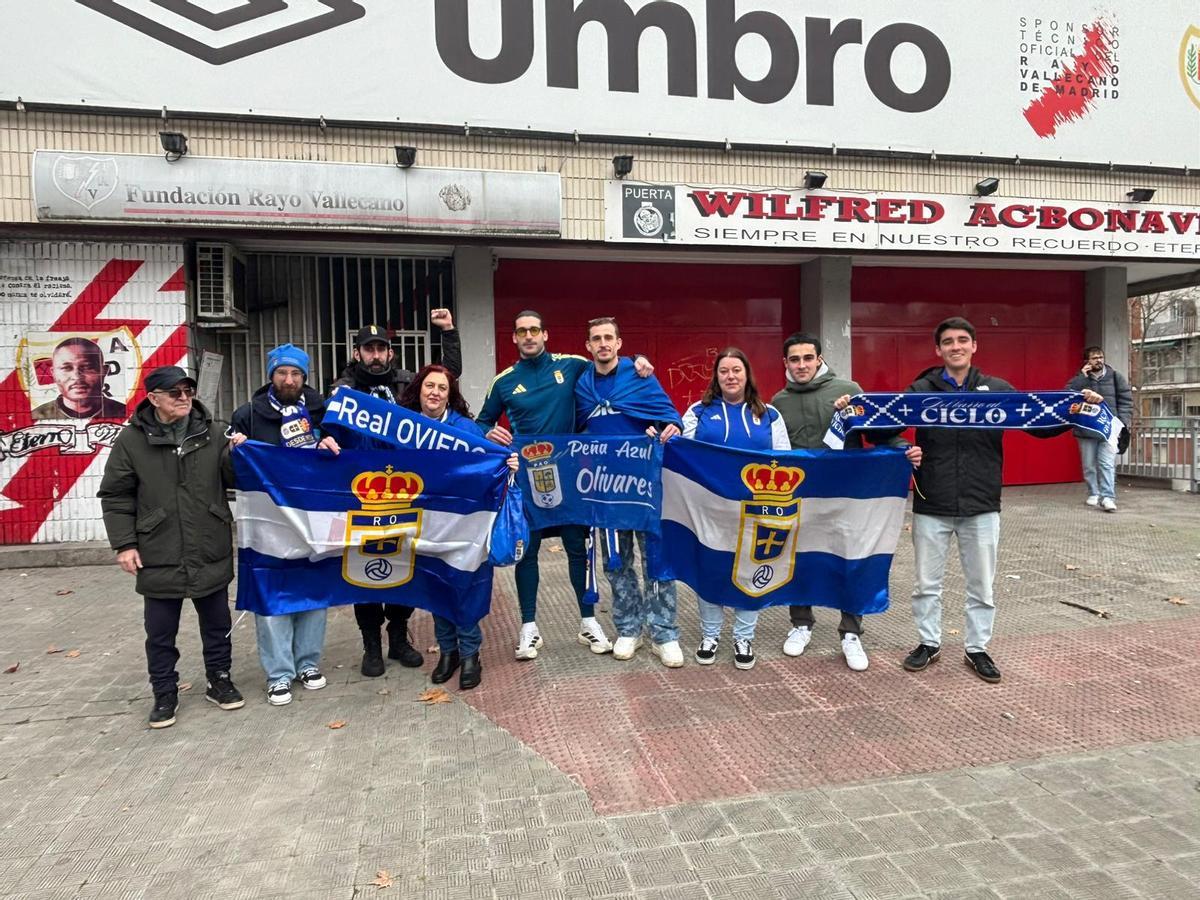 FOTOS: Indignación entre los aficionados azules por la suspensión del partido del Rayo Vallecano y el Real Oviedo FOTOS: Indignación entre los aficionados azules por la suspensión del partido del Rayo Vallecano y el Real Oviedo