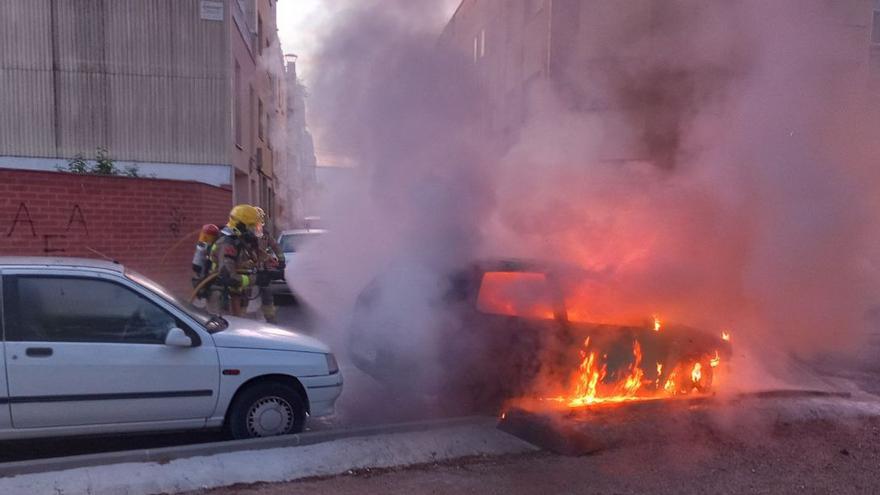 Un cotxe s&#039;incendia a Vilanova del Camí