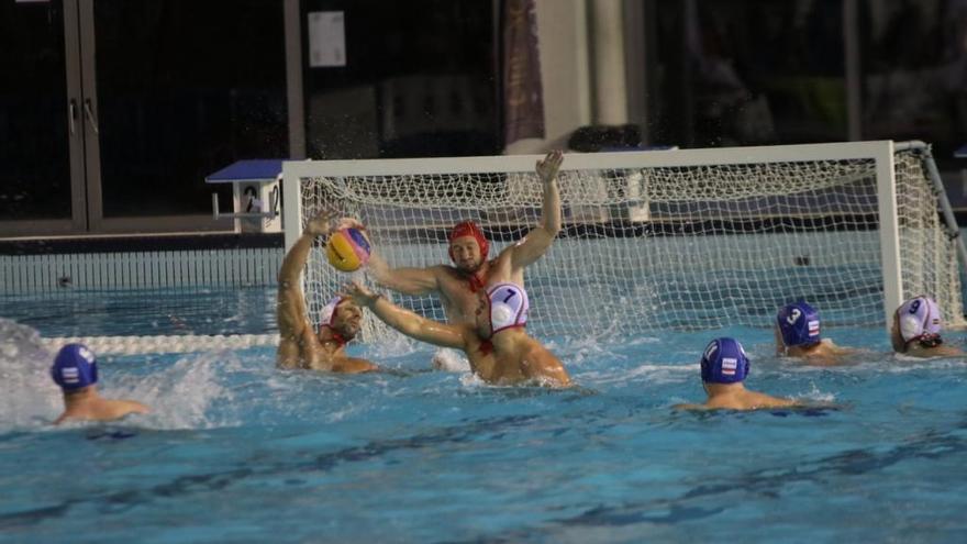 Imagen del partido de anoche en Inacua entre España y Holanda de la Liga Mundial de Waterpolo.