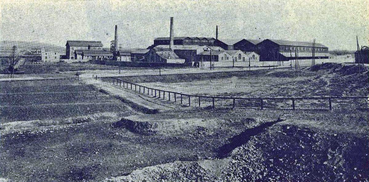 Vista de la antigua factoría química de La Almozara desde las alturas de la Aljafería en los años 30.