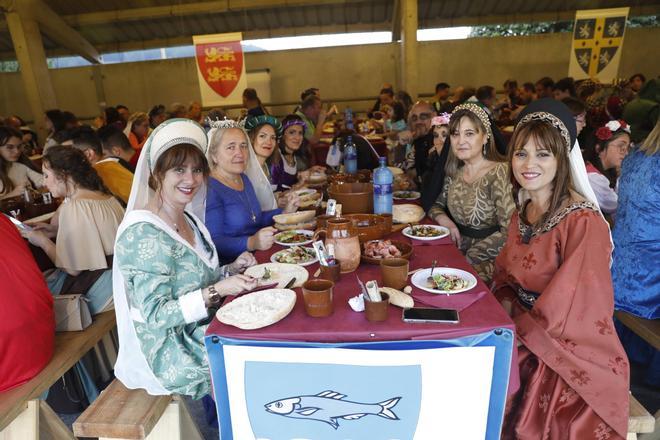 Exconxuraos hasta la bandera: espectacular noche en Llanera, con la gran cena medieval y la fiesta del fuego