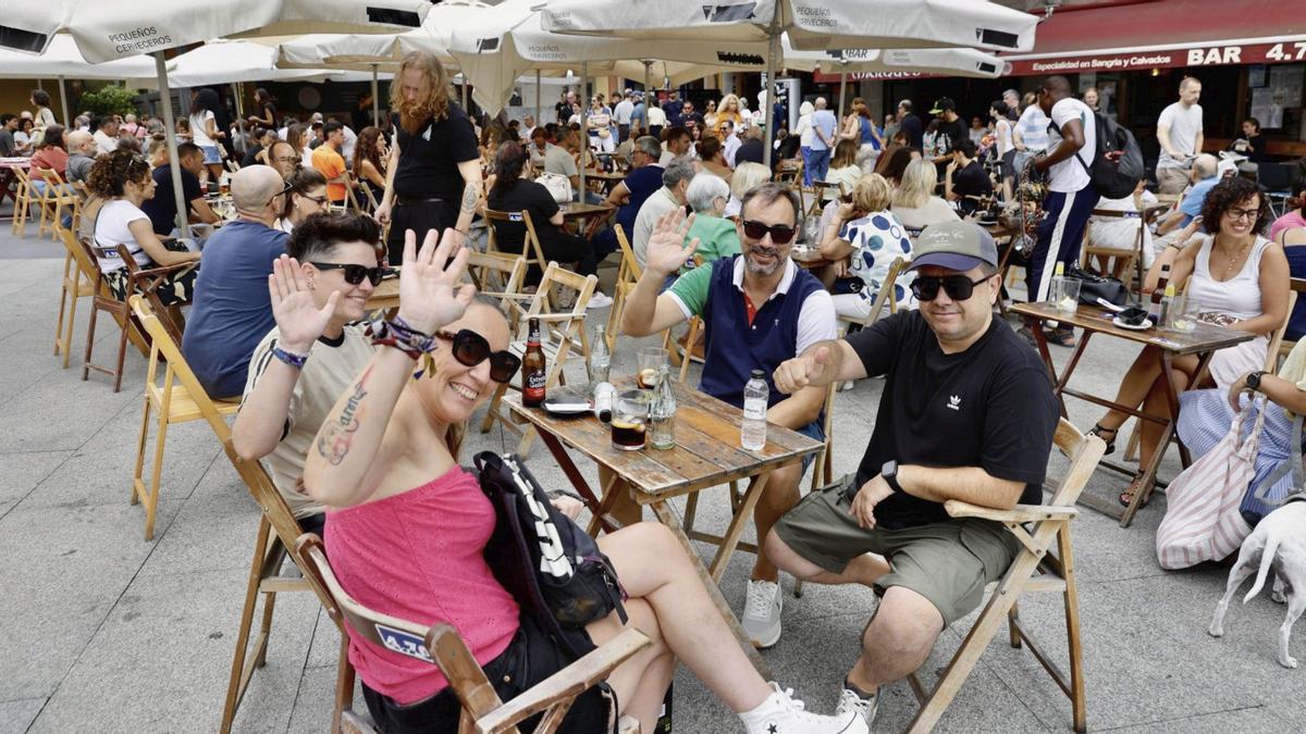 Por la izquierda, Pilar Vázquez, Vanessa Gil, Víctor Cerrato y Juanma Peralo dicen adiós a las fiestas desde una terraza de la plaza del Marqués.
