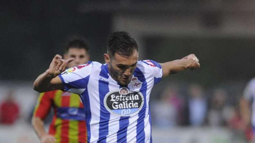 Lucas Pérez conduce el balón ayer en el Municipal de A Laracha. c. pardellas