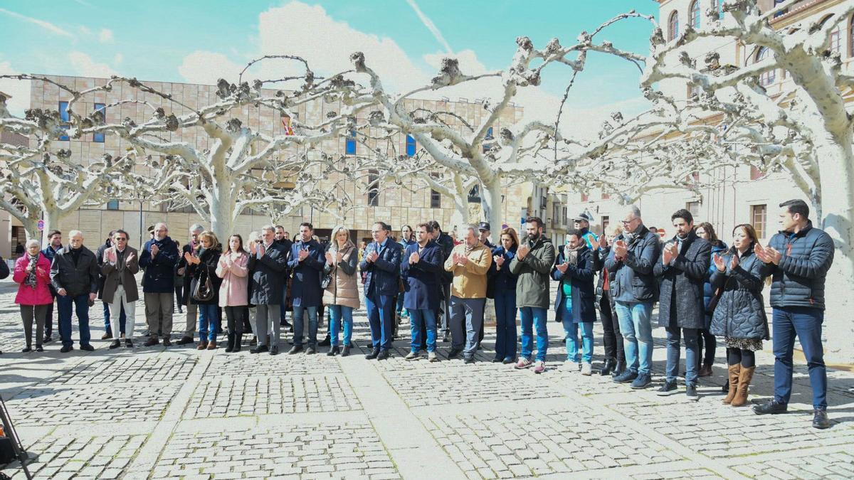 Asistentes al minuto de silencio en la plaza de Viriato.