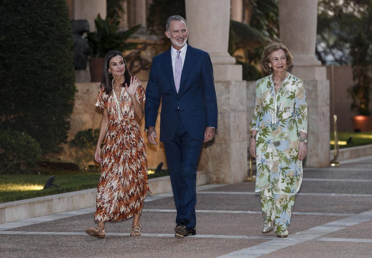 Felipe VI, Letizia y doña Sofía en el palacio de Marivent en 2024 Felipe VI, Letizia y doña Sofía en el palacio de Marivent en 2024
