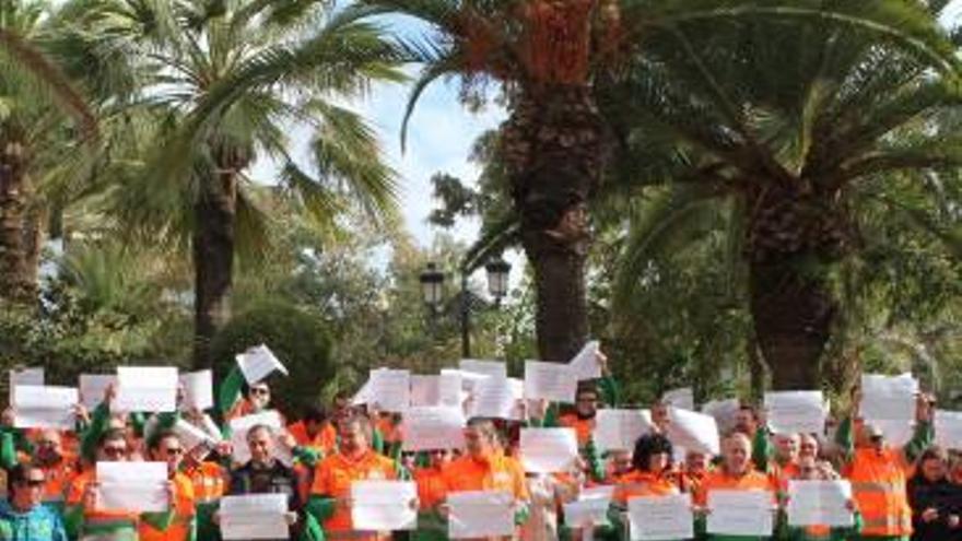 Imagen de la protesta ayer en el Ayuntamiento.