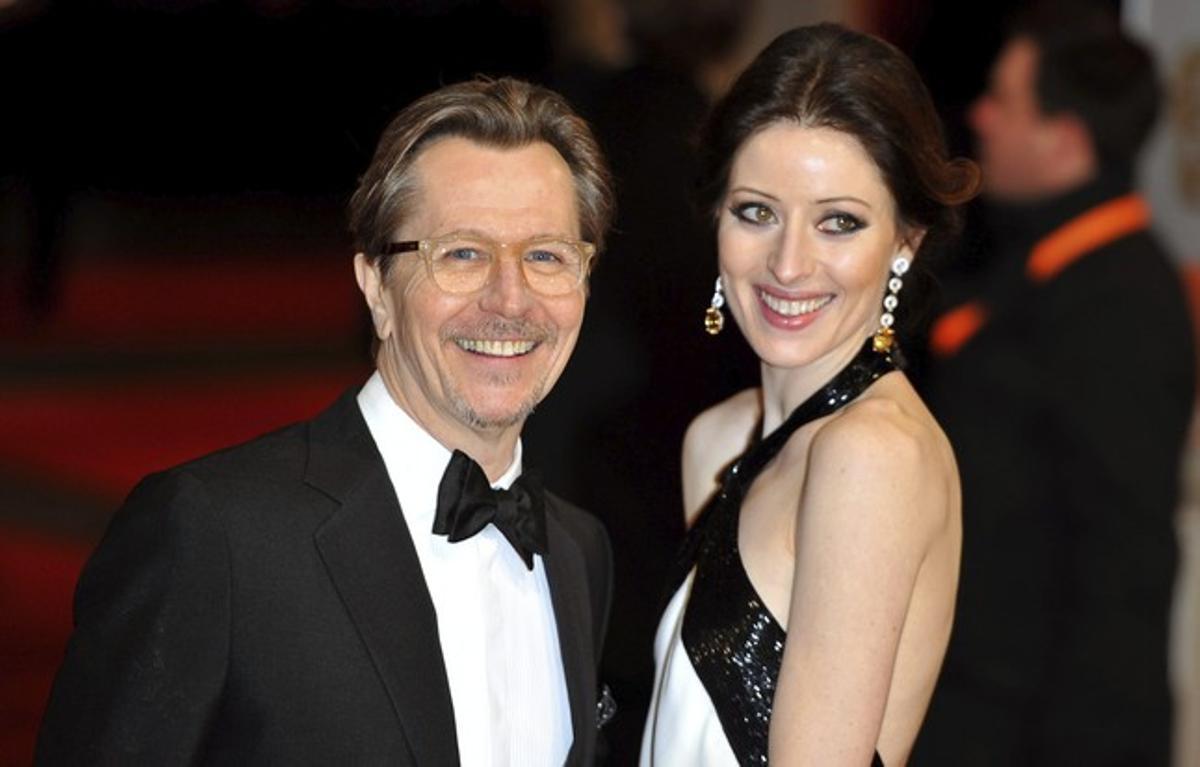 L’actor britànic Gary Oldman i la seva dona Alexandra Edenborough, a l’arribar a la gala dels premis de l’Acadèmia Britànica per a les Arts del Cine i la Televisió (Bafta), a Londres.