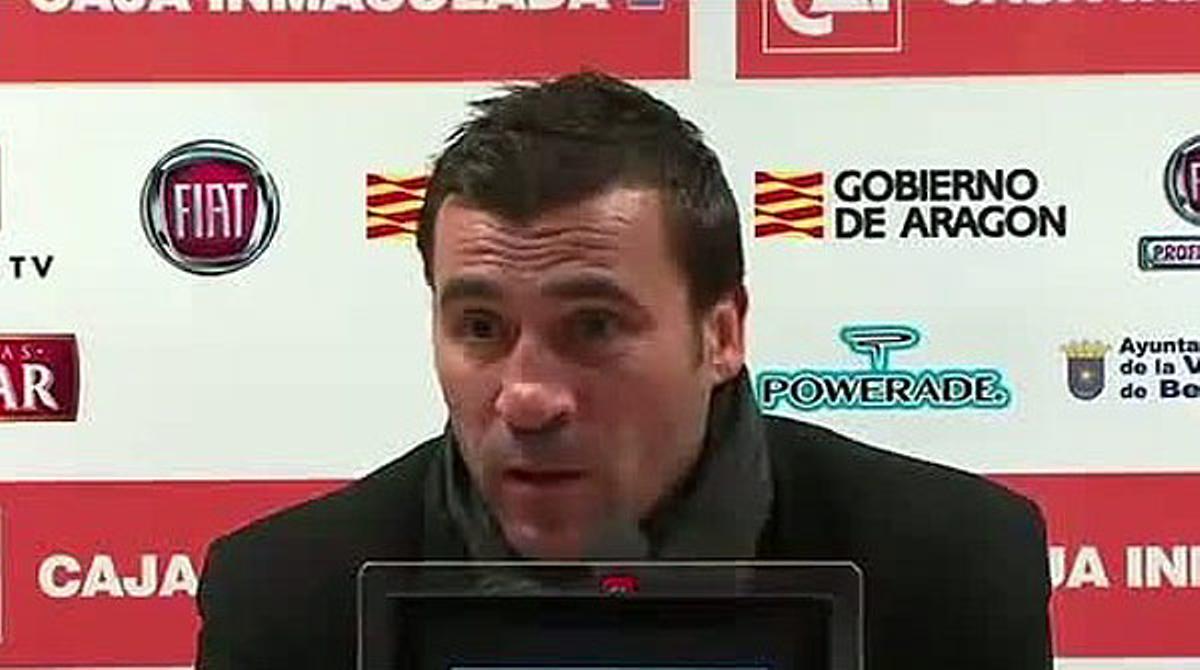L’entrenador del Girona, Raül Agné, abandona una roda de premsa al no poder-se expressar en català