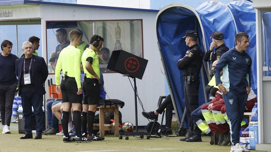 El árbitro Fernando Román revisa una acción en el FVS. | LUISMA MURIAS