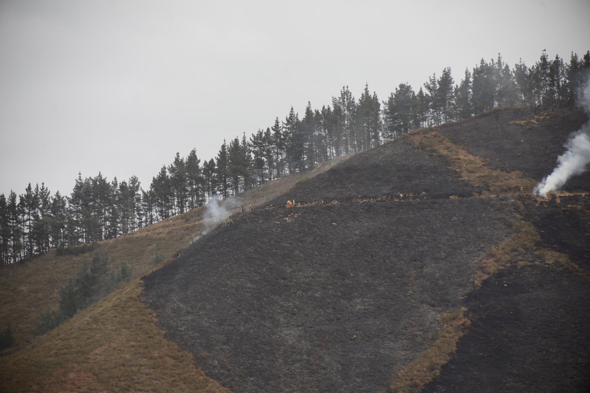 En imágenes: El fuego asedia Asturias, con 51 incendios activos