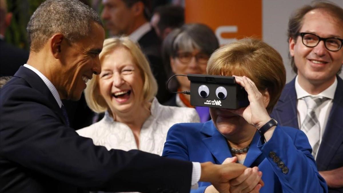 Barack Obama y Angela Merkel bromean con un dispositivo de realidad virtual