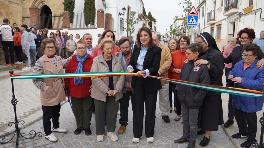 La alcaldesa de Ronda, Mari Paz Fernández, inaugura la recién remodelada calle Real.