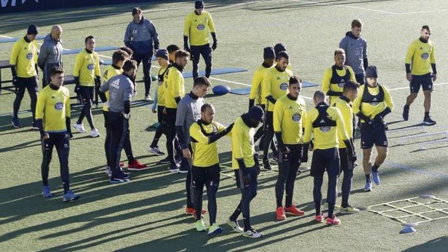 Jugadores y técnicos del Celta, ayer, al iniciar el entrenamiento en A Madroa. // Alba Villar