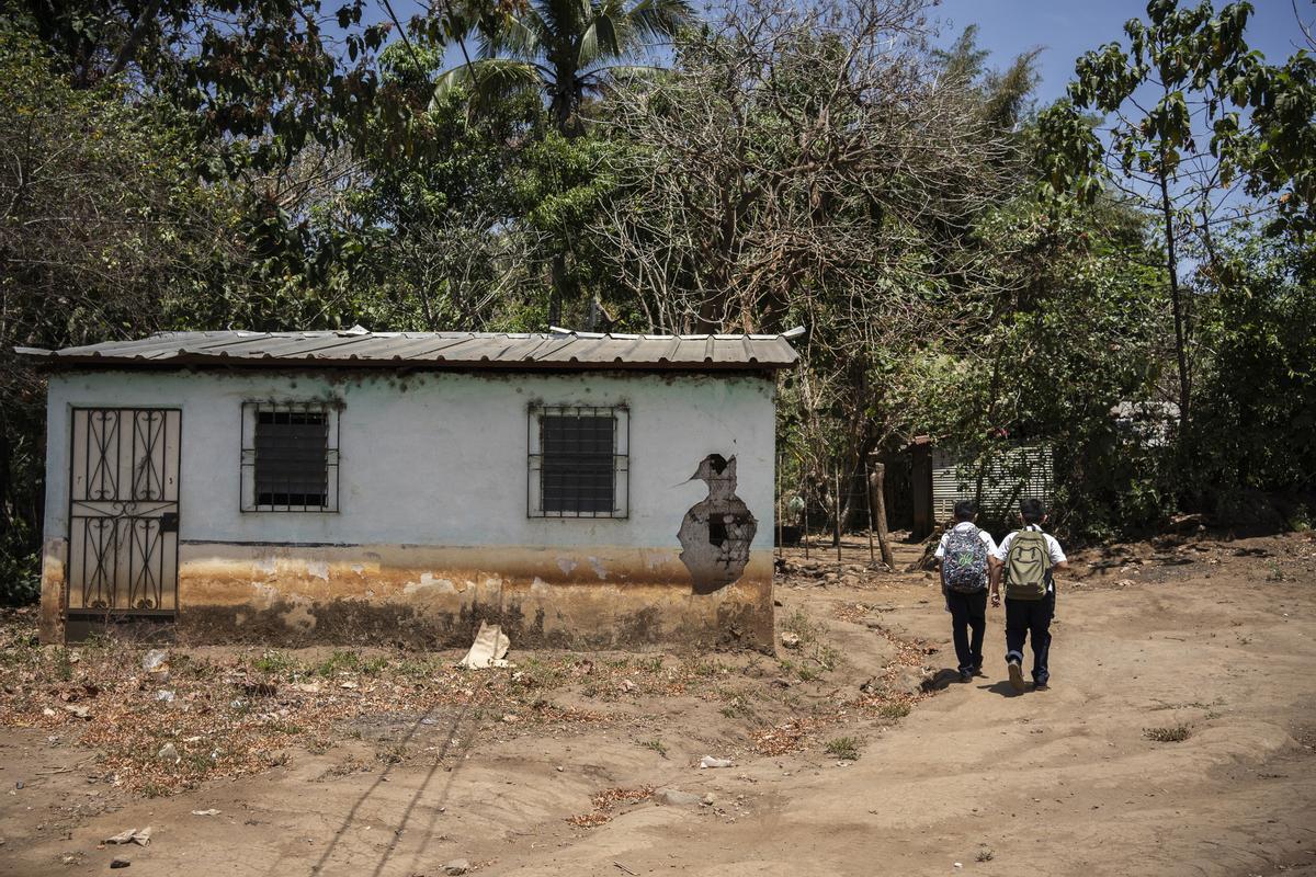 Dos niños de Pajales, una comunidad rural de El Salvador, tras salir de la escuela