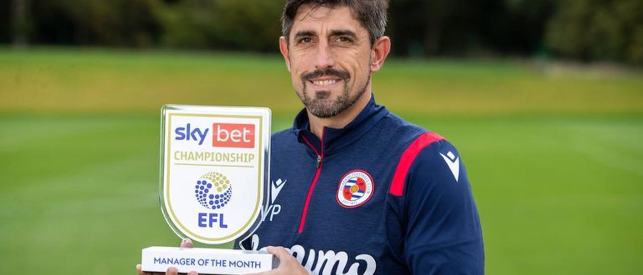 Paunovic, con el trofeo de mejor entrenador de octubre de 2020 con el Reading en la Championship.