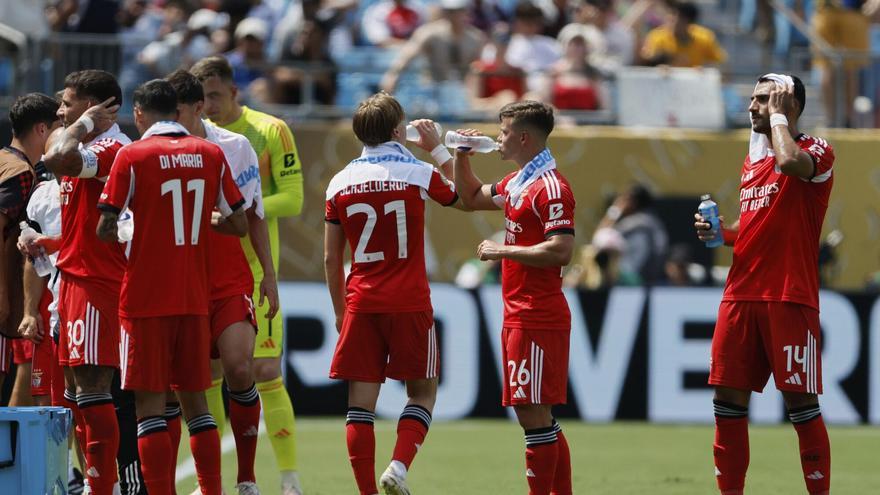 Los jugadores del Benfica, refrescándose debido a las altas temperaturas del Mundial de Clubes