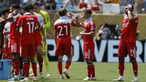 Benfica players take a cooling break during the Club World Cup Group C soccer match between Benfica and Bayern Munich in Charlotte, N.C., Tuesday, June 24, 2025. (AP Photo/Nell Redmond)
