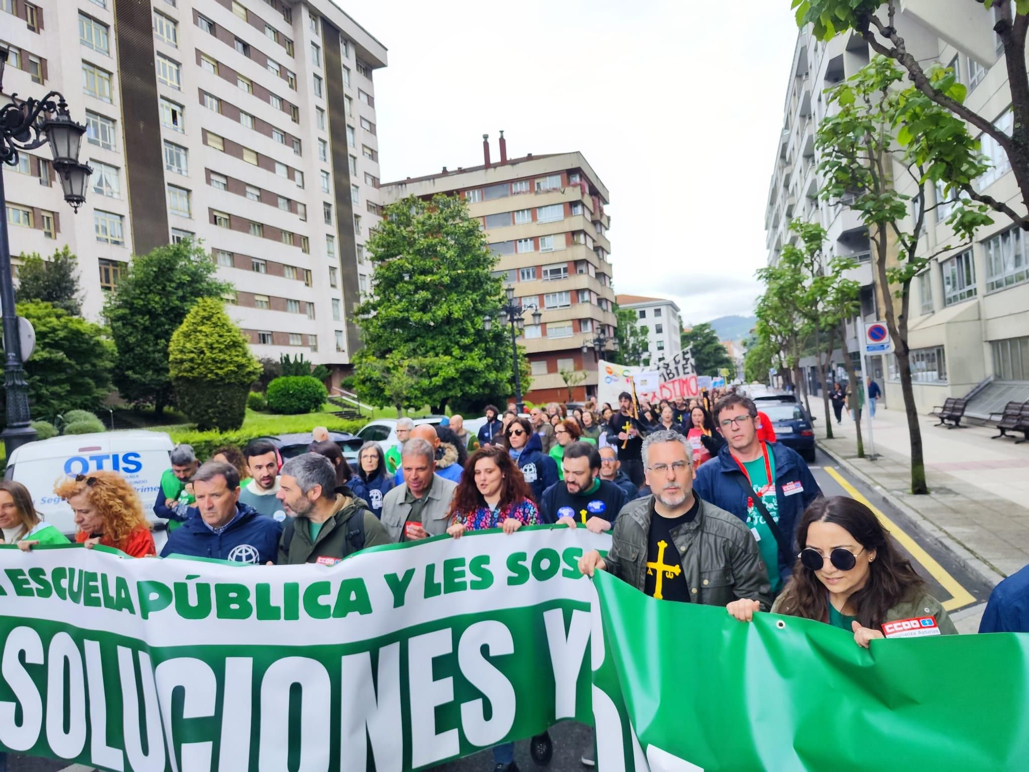 EN IMÁGENES: una gran columna de profesores ataviesa Oviedo para pedir soluciones tras la dimisión de Lydia Espina