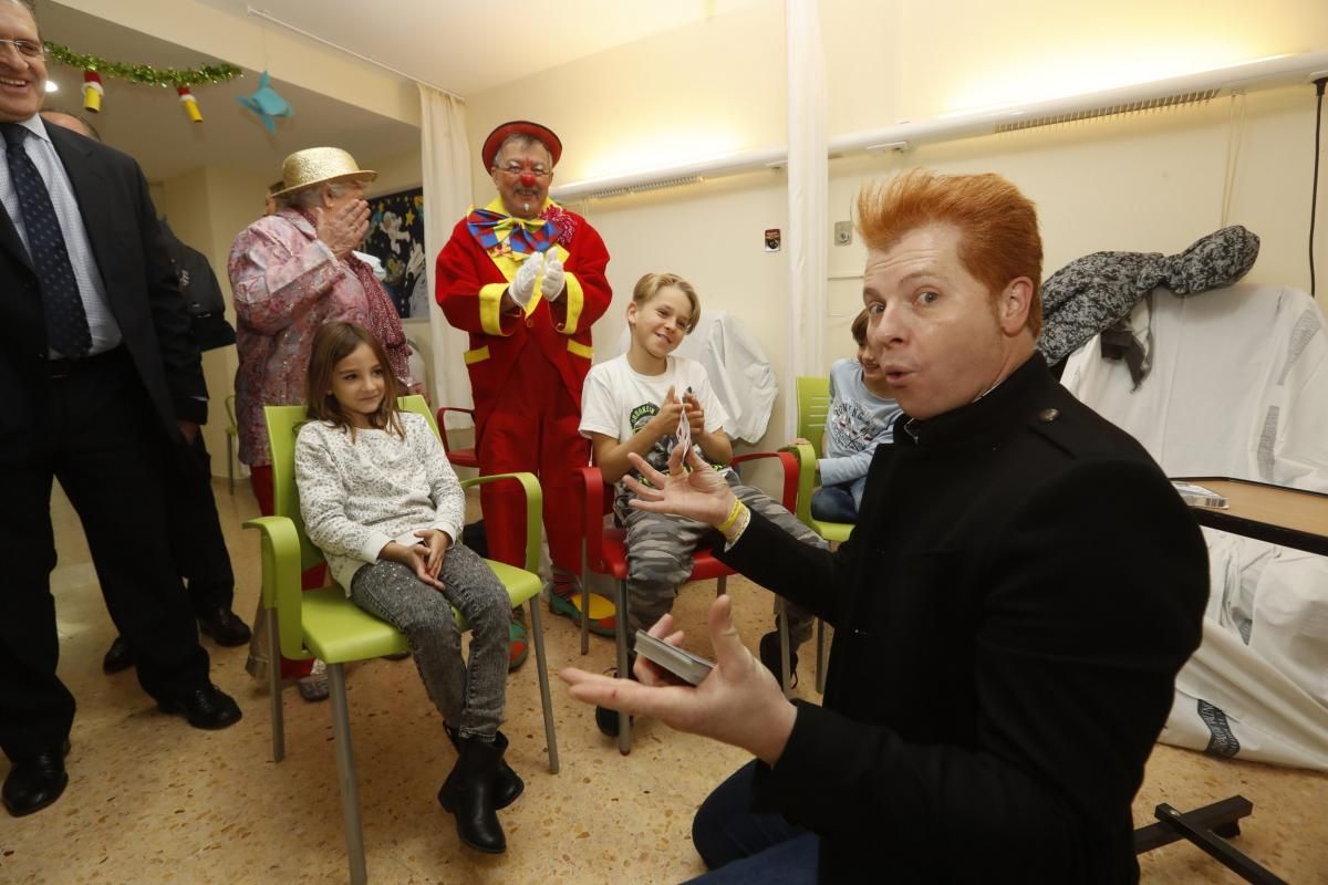 Yunke y Mel i Xispa llevan regalos y alegría a los niños del Hospital General