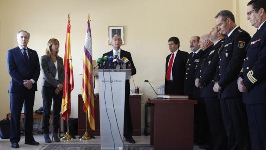Roger Sales lee su discurso. A su izquierda, Carlos Llorens, nuevo secretario general.