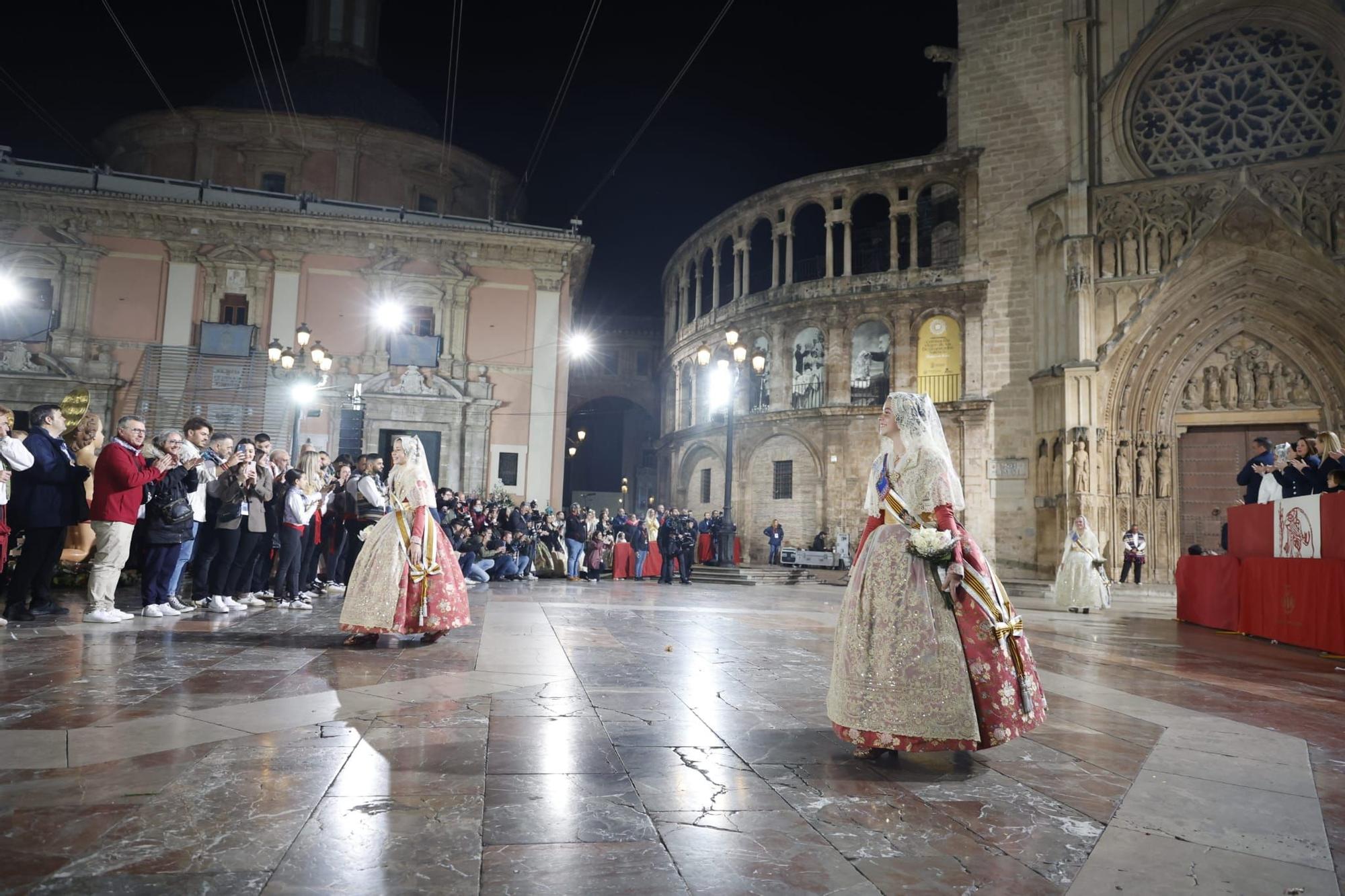 Ofrenda Fallas 2023 | Así ha sido la llegada de Paula Nieto a la plaza de la Virgen