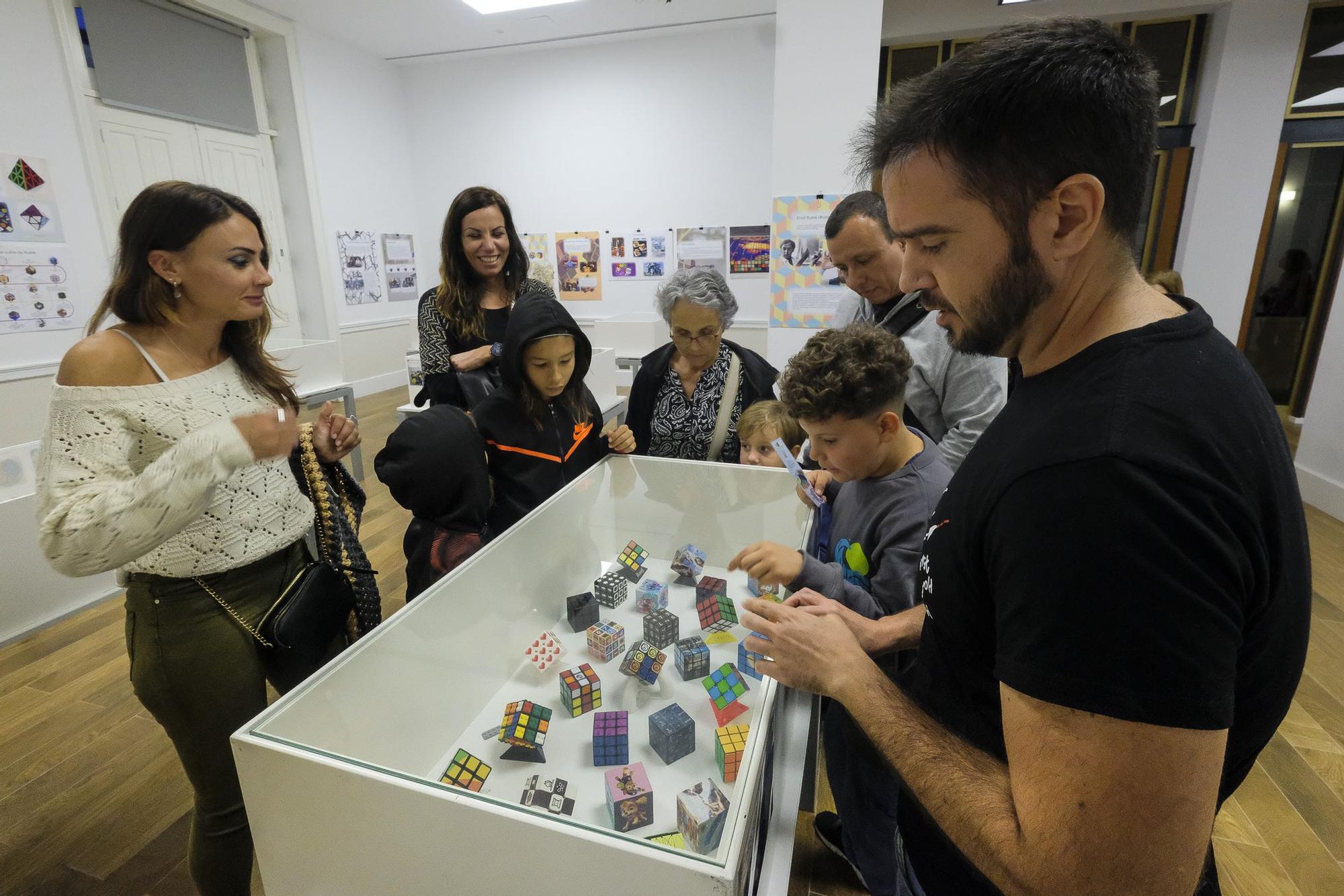 Inauguración de la exposición en homenaje al 50º cumpleaños del cubo de Rubik
