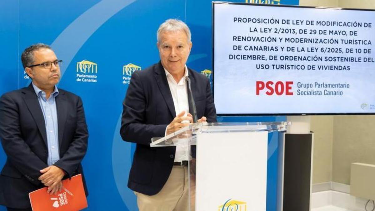 Gustavo Santana y Sebastián Franquis, en la presentación de la proposición de ley.