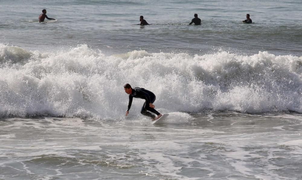 Las olas de 5 metros que se alcanzaron este miércoles en la costa malagueña fueron aprovechadas por unos pocos intrépidos surferos