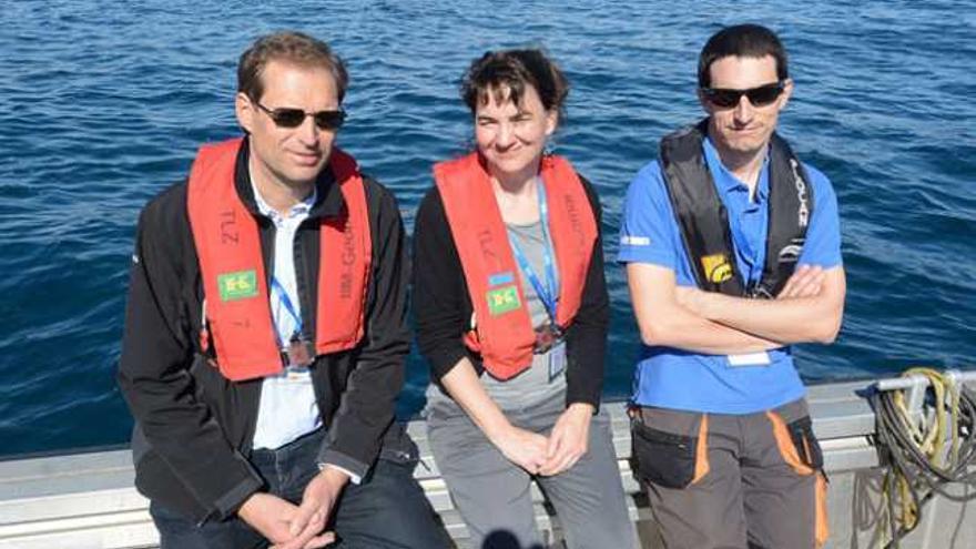 Los científicos Ulf Riebesell (i), Xabier Ramírez (d) y Andrea Ludwig. Al fondo, los laboratorios flotantes del estudio Kosmo instalados en la costa de Taliarte. | yaiza socorro