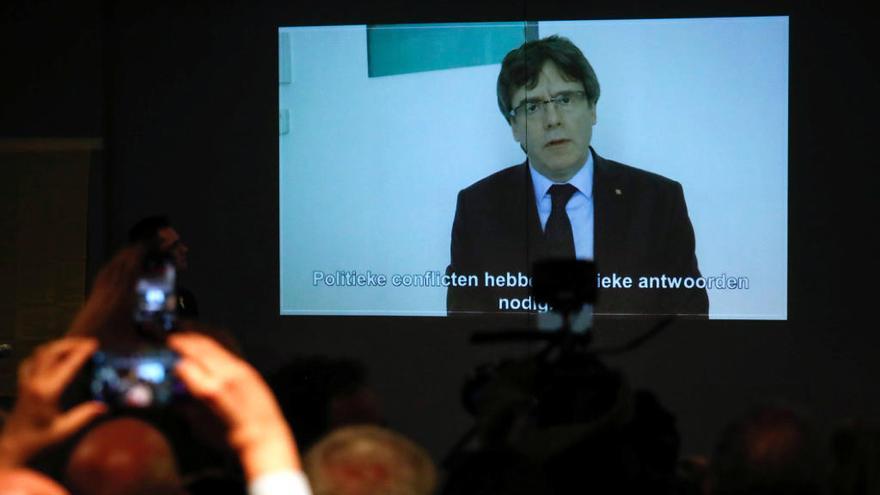 Una televisión muestra una intervención de Puigdemont desde Bruselas.