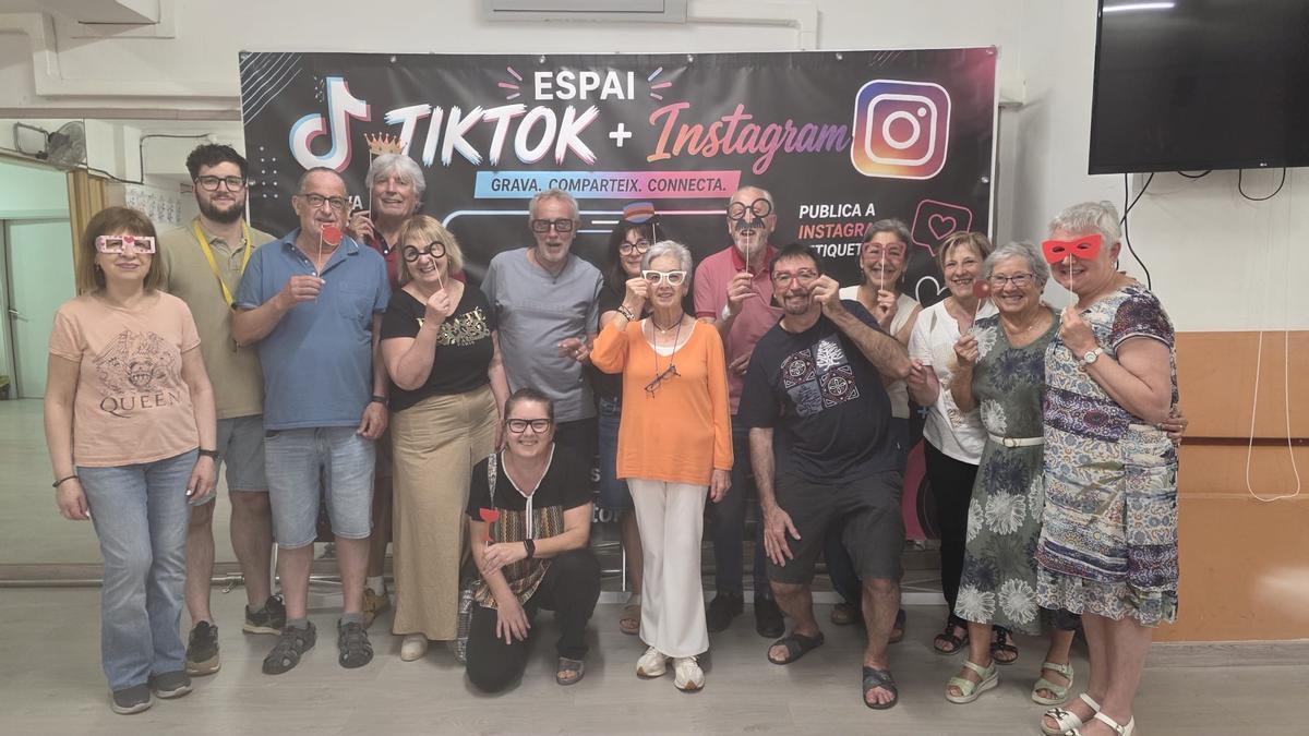 Una imatge divertida de membres de l'associació de Veïns