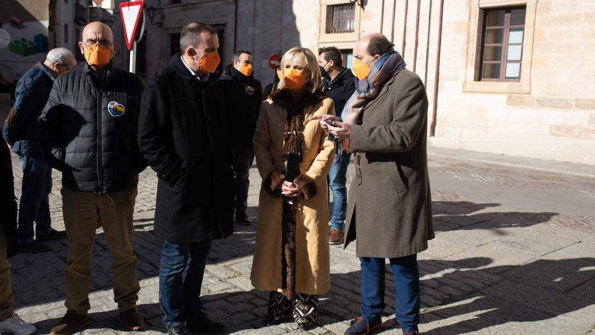 Verónica Casado, flanqueada por Francisco Requejo y Alfonso Martín Carretero